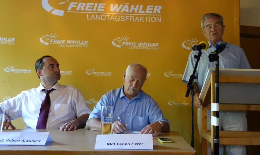 Fraktionschef Hubert Aiwanger, MdL Benno Zierer und Manfred Pointner (v.l.) bei der Diskussionsveranstaltung in Freising.