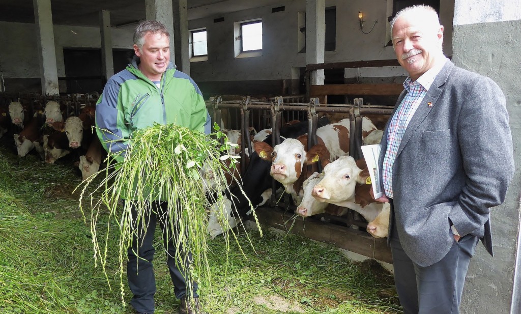 Thomas Mitterer (l.), Leiter der Umweltstation auf dem Seiml-Hof, betreibt biologische Milchwirtschaft. 